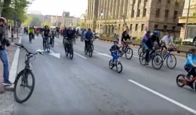 (VIDEO) BOLJI BICIKLISTIČKI BEOGRAD?! Defile biciklista "izvukao" na ulice i veliki broj građana, prestonicu obeležio još jedan lep događaj