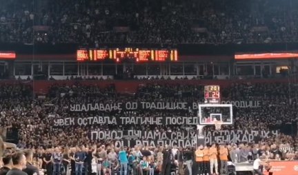 SRCEPARAJUĆA PORUKA GROBARA NA POČETKU UTAKMICE! Navijači Partizana raširili transparent u čast ubijenoj deci (VIDEO)