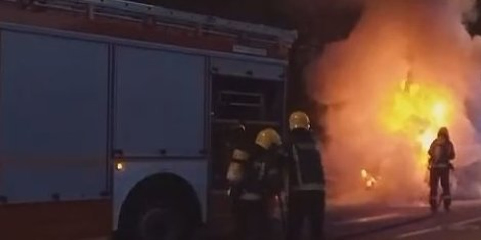 Bukti požar kod Lazarevca! Vatra guta pomoćni objekat, vatrogasci na terenu (VIDEO)