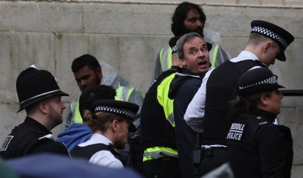 "NIJE MOJ KRALJ!" U Londonu uhapšen vođa antimonarhista, za danas spremaju masovni protest, imaju i poruku za Čarlsa Trećeg! (VIDEO)