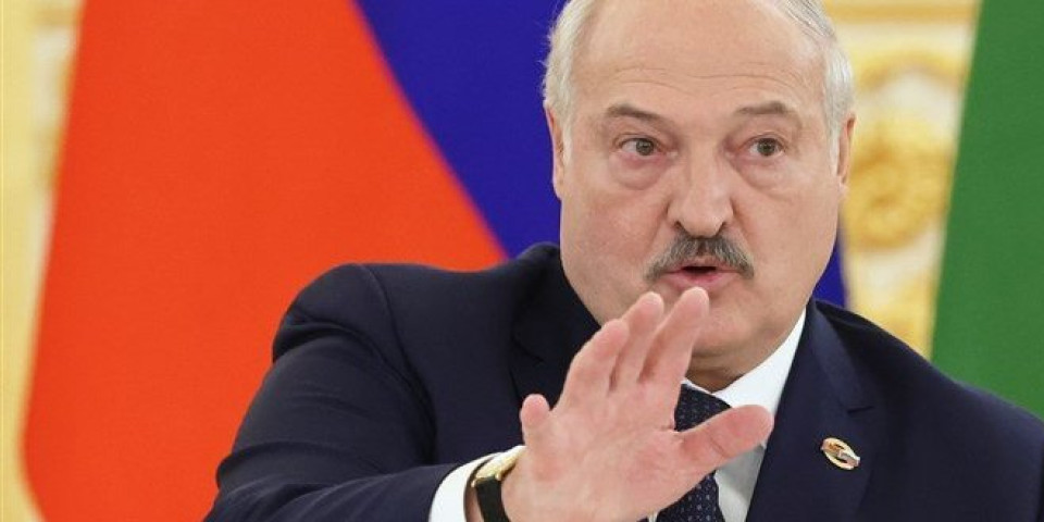 Lukašenko jedva hoda! Šok snimak iz Belorusije, 80 kilograma mu palo na nogu (VIDEO)