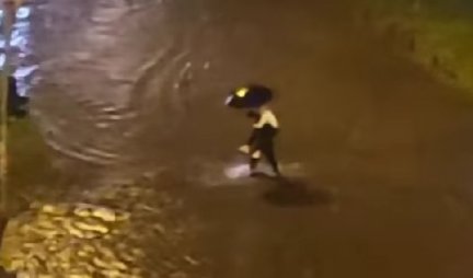 USRED POTOPA DESIO SE KAVALJER! Ovako je policajac spasao ženu iz poplavljene ulice (VIDEO)