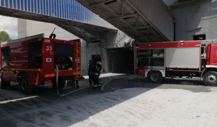 U požaru na Čukarici povređen vatrogasac, urušila se terasa