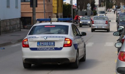 POLICIJA U KRAGUJEVCU PRIVELA DEČAKA (14): Mobilnim telefonom prijavio da su postavljene bombe u autobusima