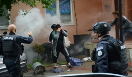 KOSOVSKA POLICIJA NAPALA SRBE! Ušli u zgradu opštine Zvečan, suzavcem i šok bombama na okupljene građane! (VIDEO)