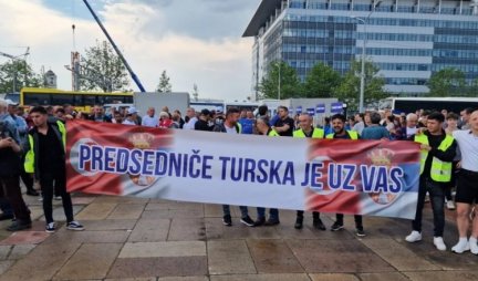 GRUPA TURSKIH DRŽAVLJANA NA SKUPU "SRBIJA NADE": Predsedniče, Turska je uz vas! (FOTO)