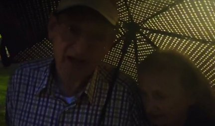 (VIDEO) SREĆAN SAM ŠTO ŠTO SAM DANAS BIO OVDE! Deka (84) sa suprugom stajao na kiši i jedva čekao da čuje predsednika: Svaka čast Vučiću, odlično vodi Srbiju!