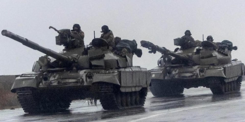 Šta to spremaju Rusi, snimljen ogroman broj tenkova T-80 ispred ratne fabrike! Nešto brutalno im ugrađuju, ali šta?!