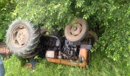 Tragedija u selu Belasica! U prevozu drva vozač traktora izgubio kontrolu i poginuo!