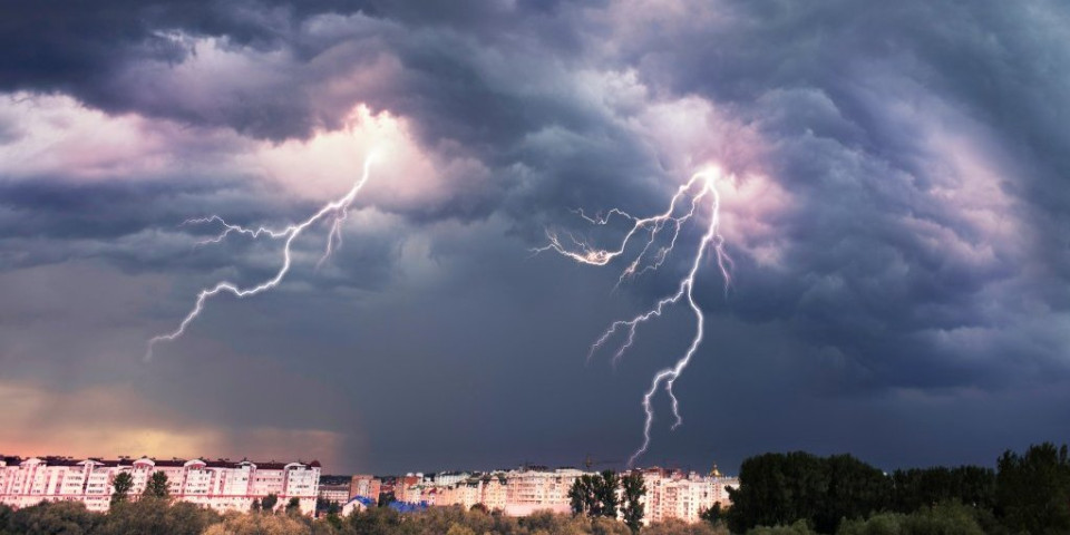 Munje paraju nebo nad Beogradom! RHMZ izdao hitno upozorenje: Stiže strahovita oluja, ugroženi ljudi i životinje