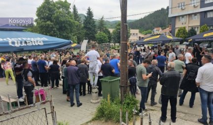 SRBI IZ LEPOSAVIĆA ŠALJU PORUKU MIRA! Nastavljen dostojanstven protest na severu Kosova i Metohije! (VIDEO)