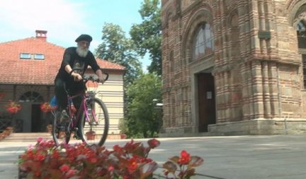 POKLONIĆE SE SENIMA PATRIJARHA PAVLA! Grk od 78 godina iz Soluna biciklom ide preko Kruševca ka Beogradu SAMO SA JEDNIM CILJEM!