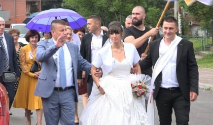 ISPRAĆENI OSMESIMA VOJNIKA! U Leposaviću svadbena povorka pored kordona KFOR-a (FOTO)