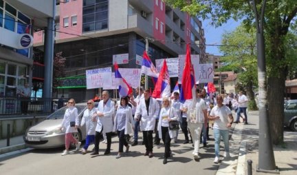 UDRUŽENI PROTIV KURTIJEVOG TERORA! Zdravstveni radnici iz Severne Mitrovice na protestu podrške uhapšenim Srbima! (VIDEO)