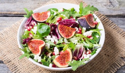 ISPROBAJTE NEOBIČNU KOMBINACIJU UKUSA Zdrava salata sa narom je kao stvorena za vrele letnje dane