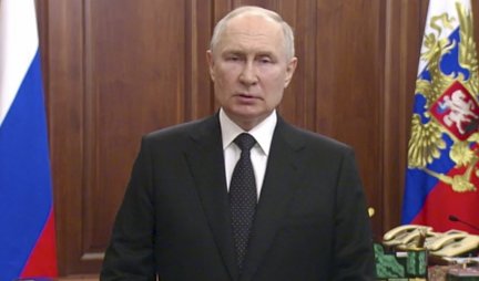 (FOTO) Pojavili se bilbordi s likom Putina na Bliskom istoku: Šta to drži u rukama predsednik Rusije?