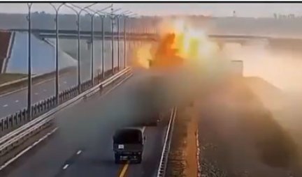PAKLENI UDAR PO VAGNERU NA AUTOPUTU! Ruski helikopteri napali konvoj plaćenika, kamion se pretvorio u buktinju! (VIDEO)
