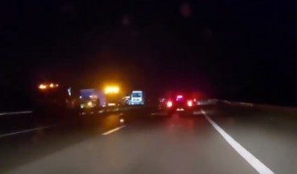 SAOBRAĆAJNA NEZGODA NA AUTO-PUTU KOD POŽAREVCA! Uništen kamion, rotacije sevaju u mraku (VIDEO)