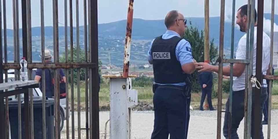 Kurtijeva policija nastavlja da teroriše Srbe! Ne daju im da upale sveće na Gazimestanu na Vidovdan!