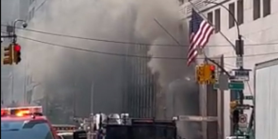 (VIDEO) Požar u srcu Njujorka! Crni dim nad Menhetnom, na licu mesta brojne ekipa vatrogasaca