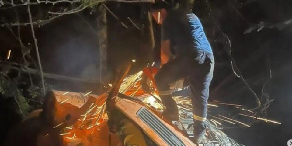 Dramatično spasavanje vozača na Kopaoniku! Kamion sleteo u provaliju (FOTO/VIDEO)