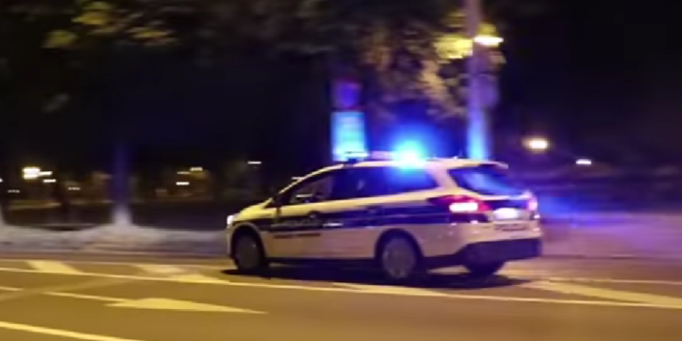 Prebijen dostavljač u Beogradu: 4 mladića izašla iz auta, oborili ga sa motora i teško povredili
