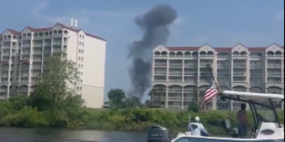 (VIDEO) Srušio se avion u SAD, ima poginulih: Jezivi snimci sa mesta nesreće!