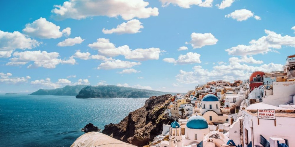 Svima prepoznatljiv pejzaž: Zašto Grci preferiraju belu i plavu boju za svoje kuće?