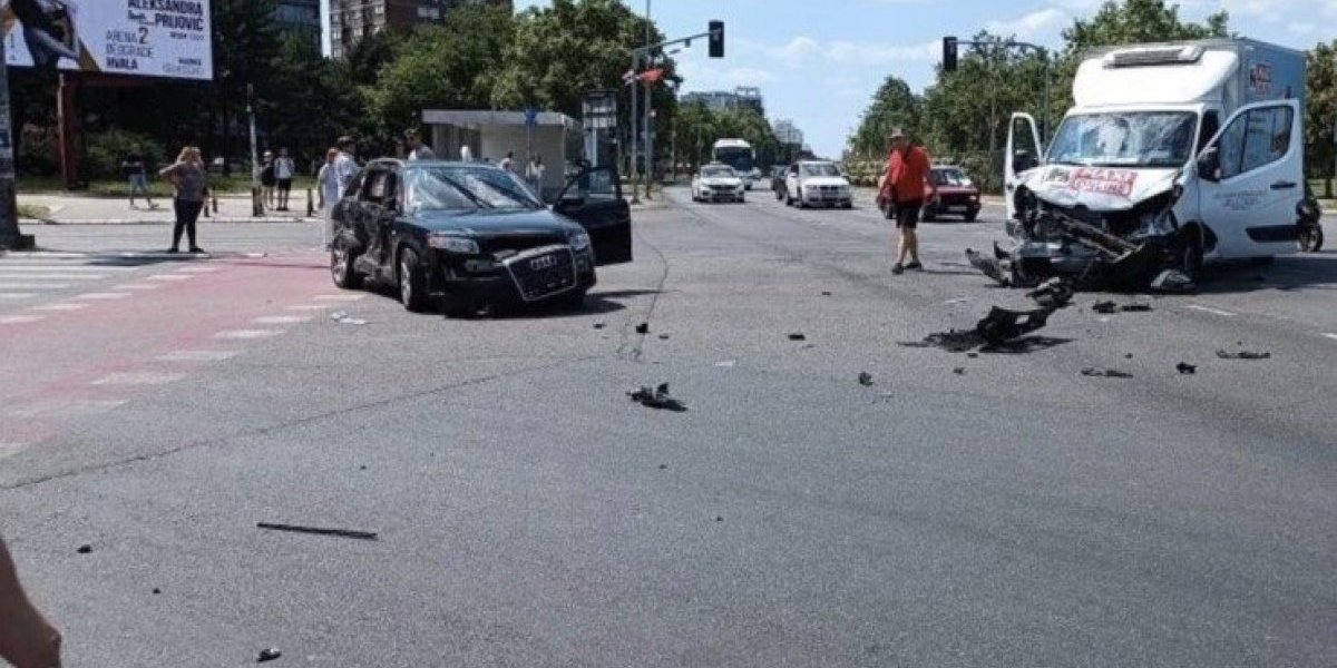 Nesreća u Novom Beogradu: Sudarili se "audi" i dostavno vozilo kod Ušća