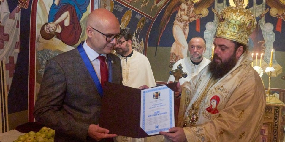 Zahvalnost za veliku odanost Crkvi i Eparhiji! Ministar Vučević odlikovan Ordenom Svetog Stefana Štiljanovića (FOTO)