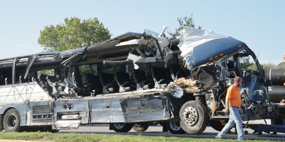Jeziv sudar u SAD: Autobus se zakucao u parkirane šlepere, troje poginulih, 14 povređenih!