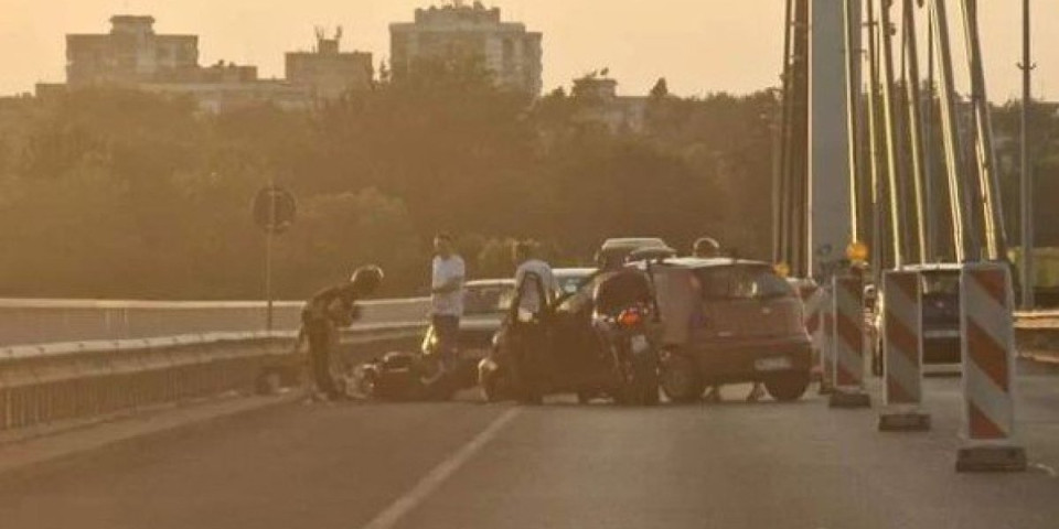 Policajac (42) oboren na službenom motociklu! Udario ga automobil na mostu (FOTO i VIDEO)