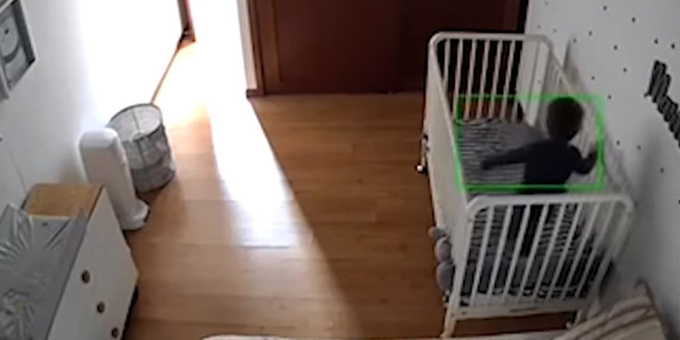 Ništa ga neće sprečiti! Pogledajte kako je dečačić uspeo da pobegne iz kreveca (VIDEO)