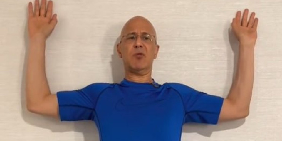 Traje bukvalno minut! Ova vežba će vam popraviti držanje za tren oka (VIDEO)