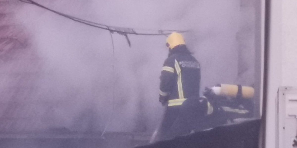 Prve fotografije požara na Karaburmi: Ulaz stambene zgrade potpuno izgoreo