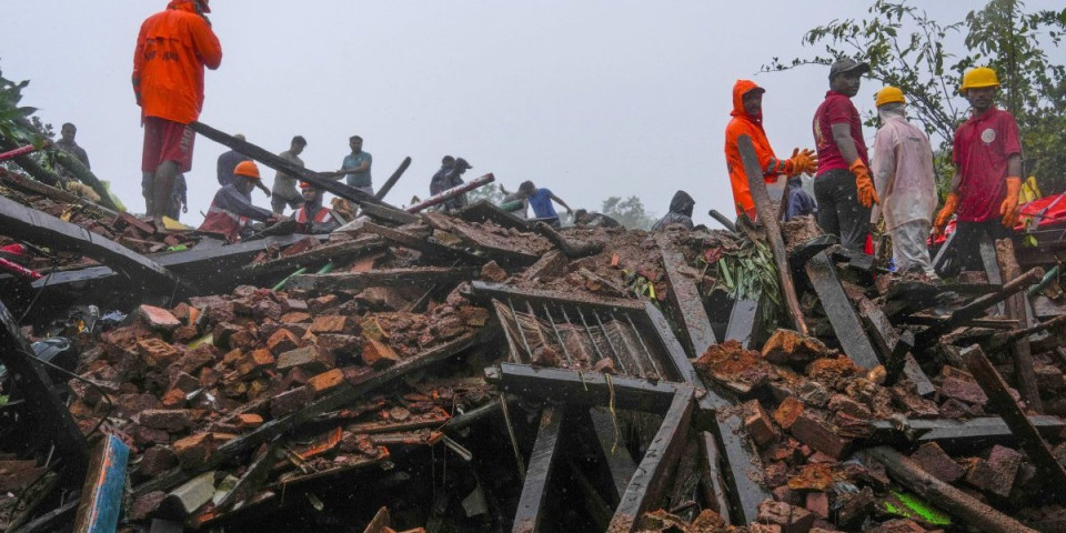 Stravična tragedija u Indiji! Na istoku zemlje proradilo klizište: Najmanje 10 poginulih, mnogo zatrpanih u ruševinama!