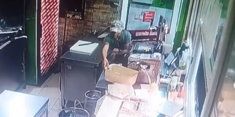 Lopov snimljen kako krade pazar! Čekao je pogodan trenutak, a onda nogom otvorio vrata (VIDEO)