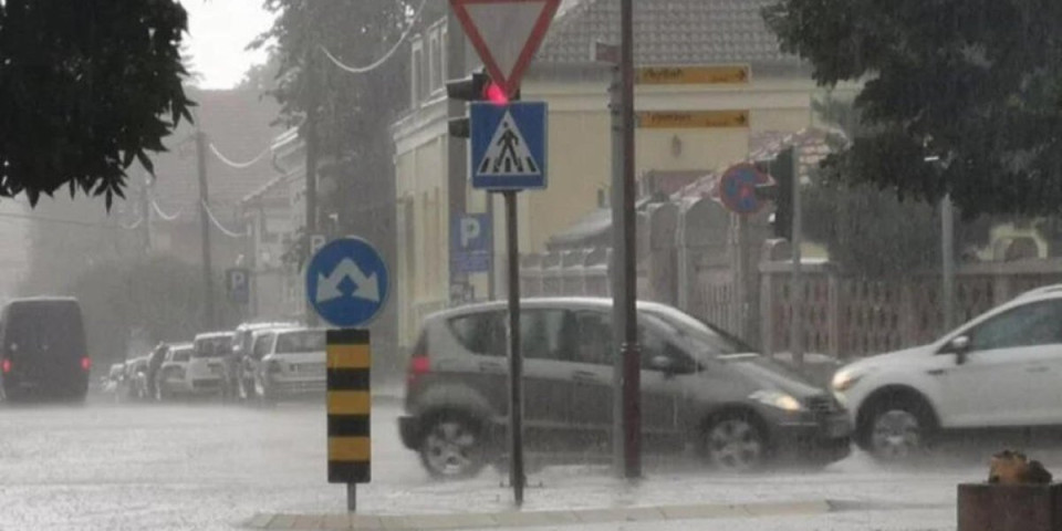 (VIDEO) Potop! Na ulici voda do kolena! Ovako izgleda Subotica posle kiše!