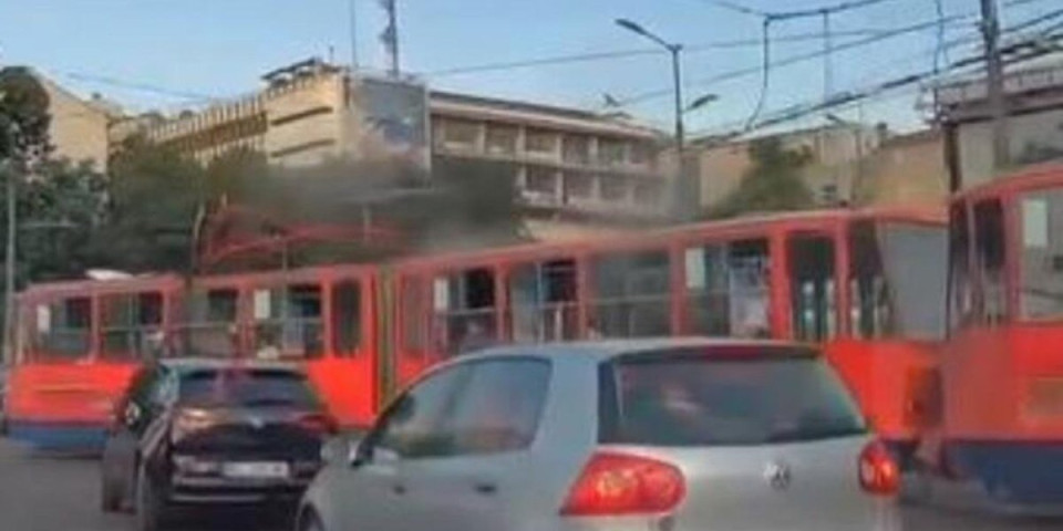 Jeziva scena na Slaviji: Odvalila se trola sa tramvaja, popucala stakla (VIDEO)