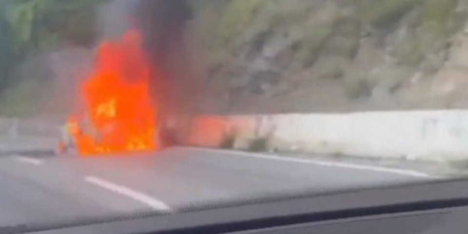 Automobil u plamenu: Vozilo u potpunosti izgorelo u blizini Novog Pazara (VIDEO)