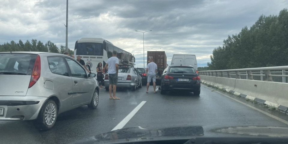 Muškarac povređen kod Pupinovog mosta! Teška saobraćajna nesreća u Beogradu