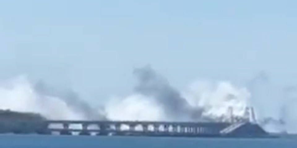 Ukrajinci granatirali Krimski most! Ruski PVO obara projektile, gusti oblaci dima se izdižu iznad moreuza (VIDEO)