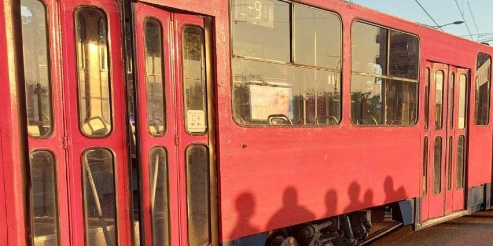 Bahatos usred Beograda: Popeo se na tramvajske šine kako bi izbegao gužvu u Nemanjinoj (VIDEO)