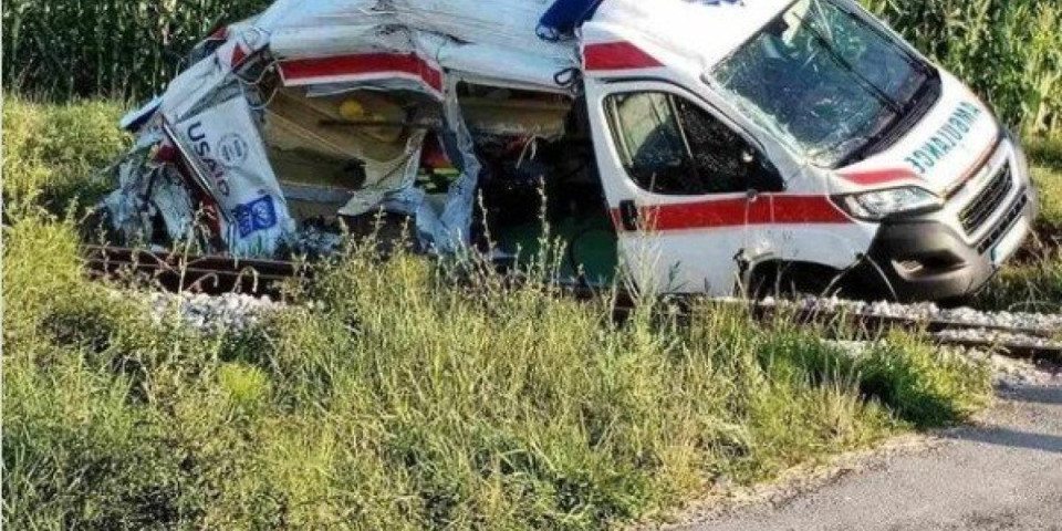 Voz naleteo na vozilo Hitne pomoći! Užas kod Svrljiga, kombi potpuno uništen (FOTO)