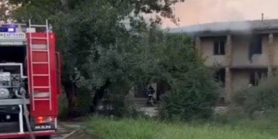 Planuo napušteni hotel kod Smedereva! Požar podmetnut, policija juri piromana (VIDEO)