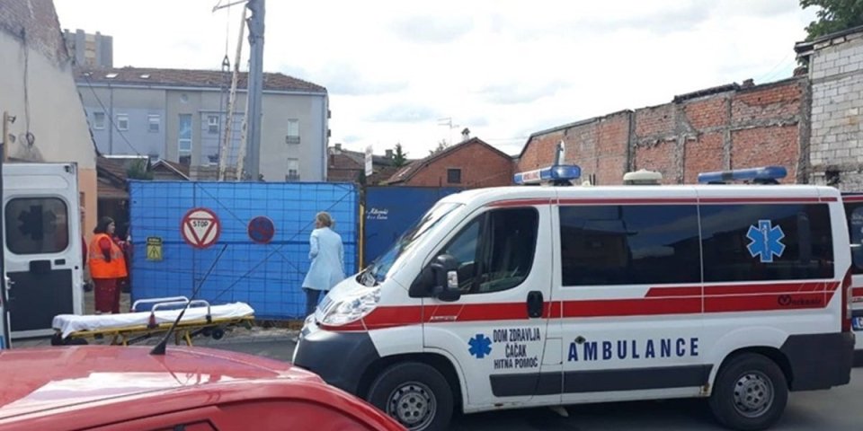 Radnik pao sa skele! Incident u Surdulici, poznat i identitet povređenog muškarca
