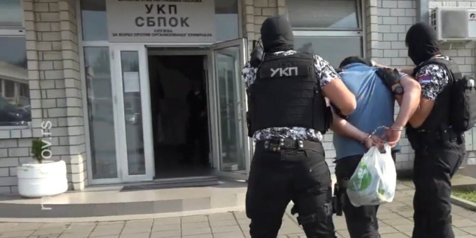Dolijali lopovi u Novom Sadu: Obili kombi i opljačkali ga