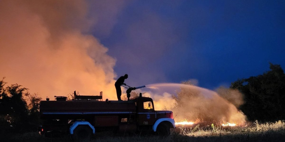 Podmetnut požar na deponiji u Bogatiću! Vatra zahvatila više od 4 hetara, otrovni dim preti građanima (FOTO)