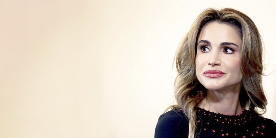 Ni kraljica Ranija nije odolela trendu! Uslikana je u "ružnim sandalama" (FOTO)