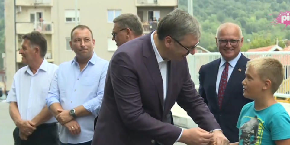 Iznenađenje za Vučića! Predsednik Srbije dobio poseban poklon u Petrovcu na Mlavi: "A to si mi doneo iz Grčke?" (FOTO)